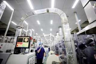 在位于河北省隆尧县东方食品城的一家包装制品企业内，员工对生产线进行巡检。成梅摄