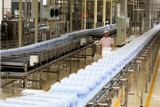 在位于河北省隆尧县东方食品城的一家饮品企业内，员工在生产线上巡检。成梅摄