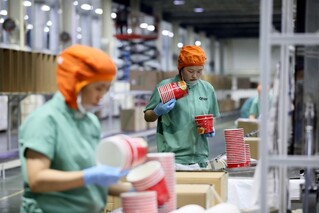 在位于河北省隆尧县东方食品城的一家包装制品企业内，员工对产品进行抽检。成梅摄