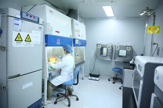 样本制备区：生物安全柜、核酸提取仪。重庆松山医院供图