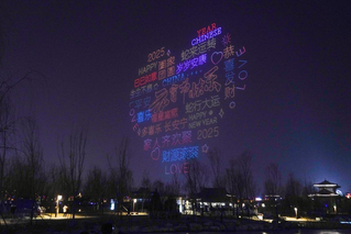 一组“心型”组合图案在夜空展示。傅新春摄