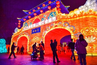 游客留影纪念。
