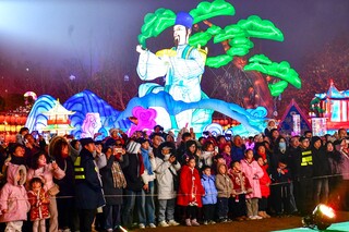 市民游客在“阳明文化”灯区观看话剧演出《心游寻真》。