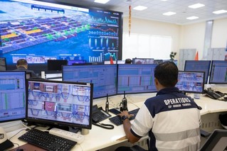 中远海运港口阿布扎比码头控制室内，工作人员通过数字孪生系统跟进工作进度。中远海运港口阿布扎比码头供图