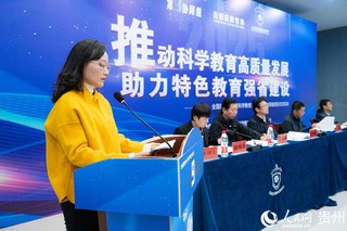 参会代表从不同角度围绕加强中小学科学教育分享经验做法。人民网 阳茜摄
