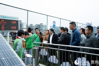 嘉宾参观云岩区向阳实验小学科学教育建设亮点。人民网 阳茜摄 