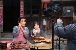 3.余远菊与团队成员做直播。遵义市委宣传供图