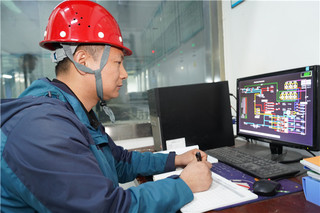 合肥热电管网运行公司运维人员调试制冷设备。合肥热电供图