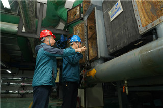 合肥热电管网运行公司运维人员检查制冷机组。合肥热电供图