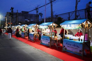 5、华灯初上，文儒各地特产美食齐聚市集。.jpg