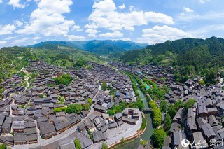 航拍贵州省黔东南州雷山县西江千户苗寨。人民网记者 涂敏摄