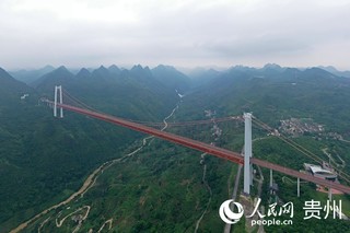 坝陵河大桥飞跨峡谷，雄奇壮美。人民网记者 翁奇羽摄