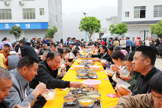 游客品尝美食--2025年4月12日摄