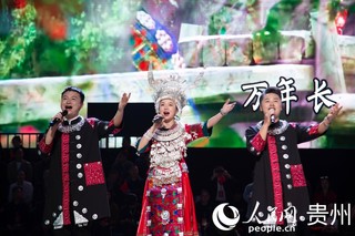 歌舞表演现场。人民网 黄小桃摄