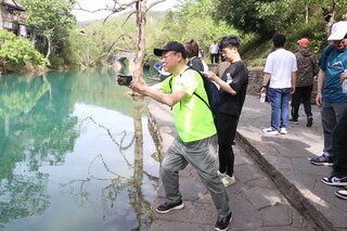 3 图为媒体采风团漫步景区.JPG