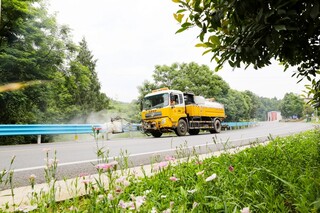 清洗波形护栏美化路域环境    杨仕光摄.jpg