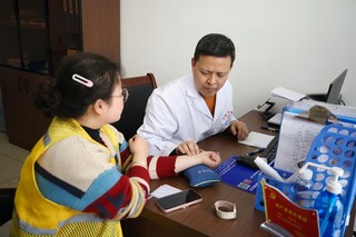 平坝区中医院专家正把脉问诊。