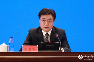 福建省人社厅党组书记、厅长孔繁军在发布会上发言。人民网 陈永整摄