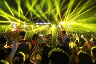 3、群众与表演团队一起嗨翻全场。.jpg