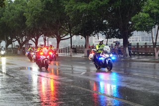 交警部门一路护航2025思南环乌江半程马拉松赛事。刘汉滨 摄.jpg