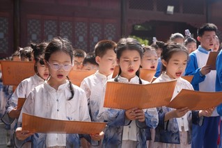 学生诵读儒家经典《大学》篇章。陈敏摄.jpg