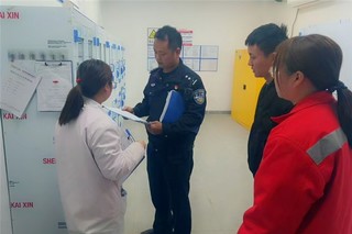 图为：民警对辖区企业园区易制毒化学品使用开展上门指导帮扶.jpg