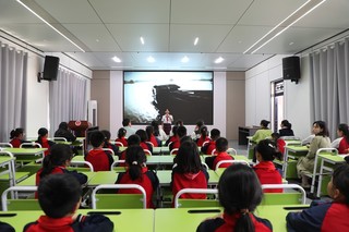 图为学生在分享书中的精彩内容，推介喜欢的书籍。杨文美摄