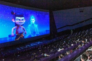 影迷在越界影城IMAX-GT厅观看《哪吒2》。邓刚摄