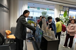 游客正在办理民宿入住。谢玉江摄