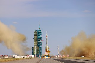 长征二号F遥二十运载火箭点火发射。人民网记者 黄帆摄