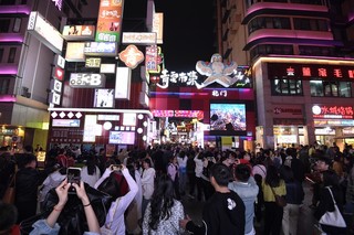 贵阳市南明区青云路步行街游人如织。图片由南明区提供.jpg