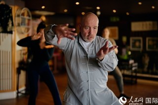保罗·钱德勒带领学员在伦敦练习太极拳。杨浩鹏摄