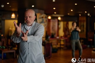 保罗·钱德勒带领学员在伦敦练习太极拳。杨浩鹏摄