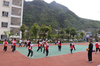 体育课上选择排球板块的学生在上课   彭静  摄