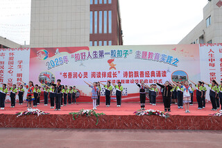 罗甸县第五小学诗歌朗诵活动现场 。