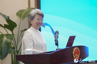 图为欧渤芊总领事在授课，人民网塔里克·易卜拉欣摄