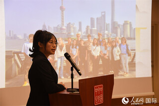 斯德哥尔摩考试中心经理陈曦介绍“汉语水平考试”情况。人民网记者 殷淼摄