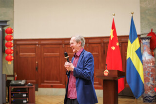 瑞典著名语言文化学者延斯·奥尔伍德教授发言。中国驻哥德堡总领馆供图