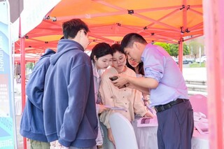 招聘会现场。