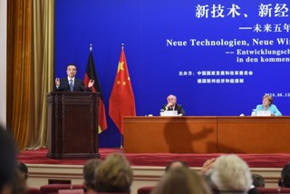 6月13日，国务院总理李克强在北京人民大会堂与德国总理默克尔共同出席第八届中德经济技术合作论坛并致辞。