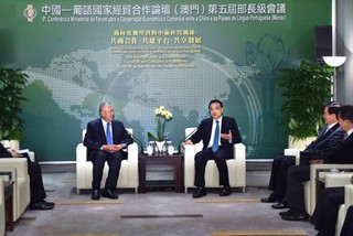 10月10日，国务院总理李克强在澳门会见全国政协副主席何厚铧。