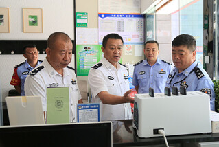 庄宇到文山市沙坝社区炬隆万商汇大走访，对云南省旅馆业治安信息智能管理系统使用情况及旅店业的实名制登记等进行检查。文山公安供图