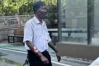 图为救火的小区保安张家汉。方越供图