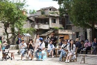 6 图为7月23日，游客在天龙屯堡准备看地戏表演。王珏玮 摄