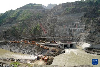 8月16日，在巴基斯坦西北部的斯瓦特地区，中企承建的莫赫曼德水电站项目施工截流。新华社发（中国能建葛洲坝集团供图）