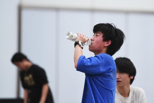 6月21日，在河南省郑州市金水区花园路，男孩在运动后补水。 新华社记者 张浩然 摄