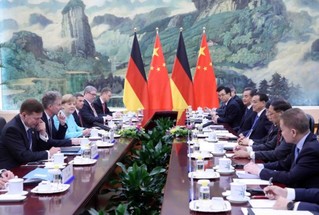 6月13日，国务院总理李克强在北京人民大会堂同来华进行正式访问的德国总理默克尔举行会谈。