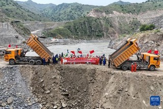 8月16日，在巴基斯坦西北部的斯瓦特地区，中企承建的莫赫曼德水电站项目举行截流仪式。新华社发（中国能建葛洲坝集团供图）