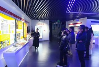 2月21日，部分跨国企业代表在成都中韩创新创业园参观。新华社发