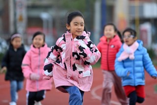 在天津市河西区德贤小学，学生在课后素质拓展课上跑步锻炼（2021年11月11日摄）。